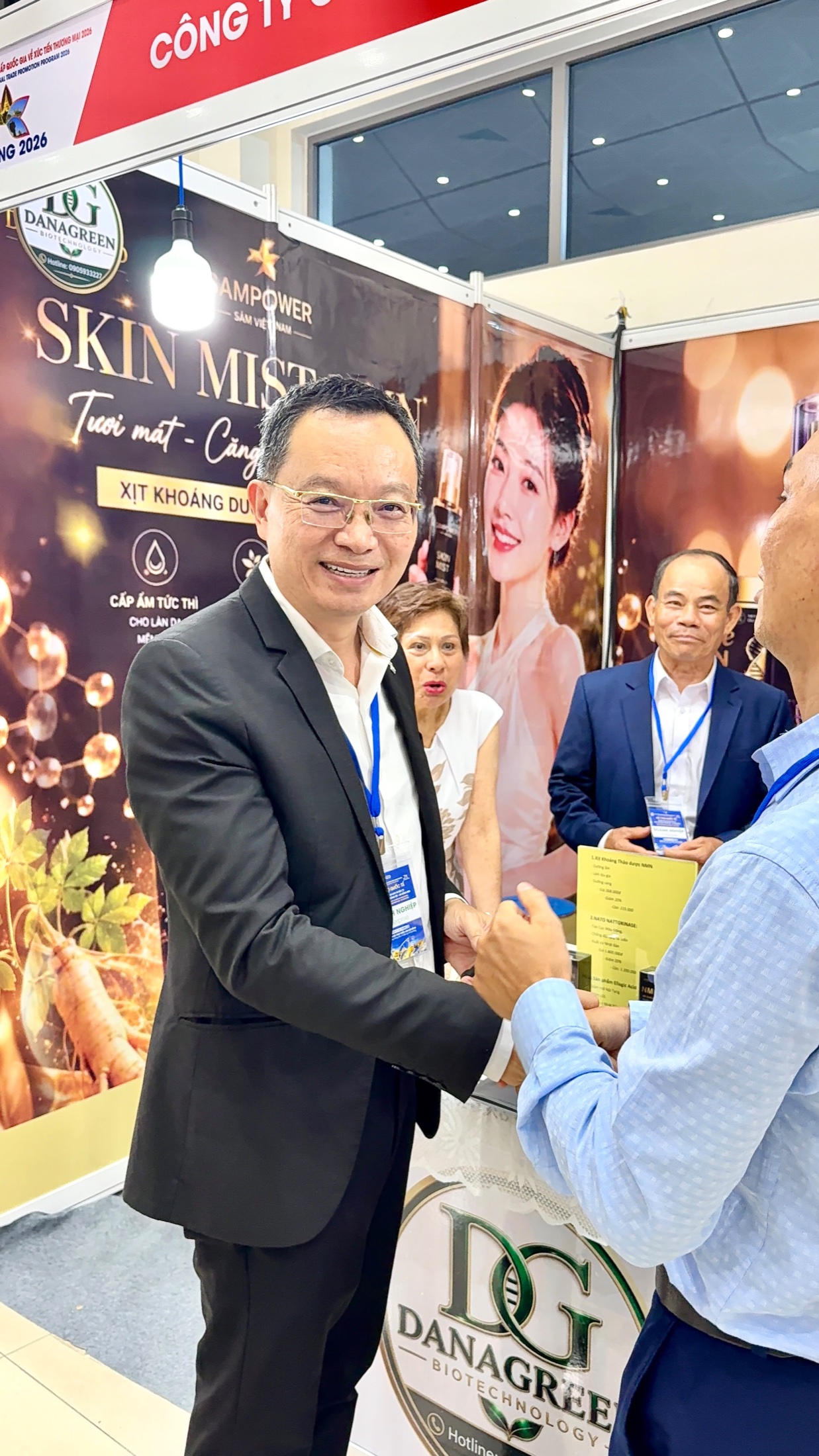 Trao đổi với khách hàng tại gian hàng BioDanaGreen A211