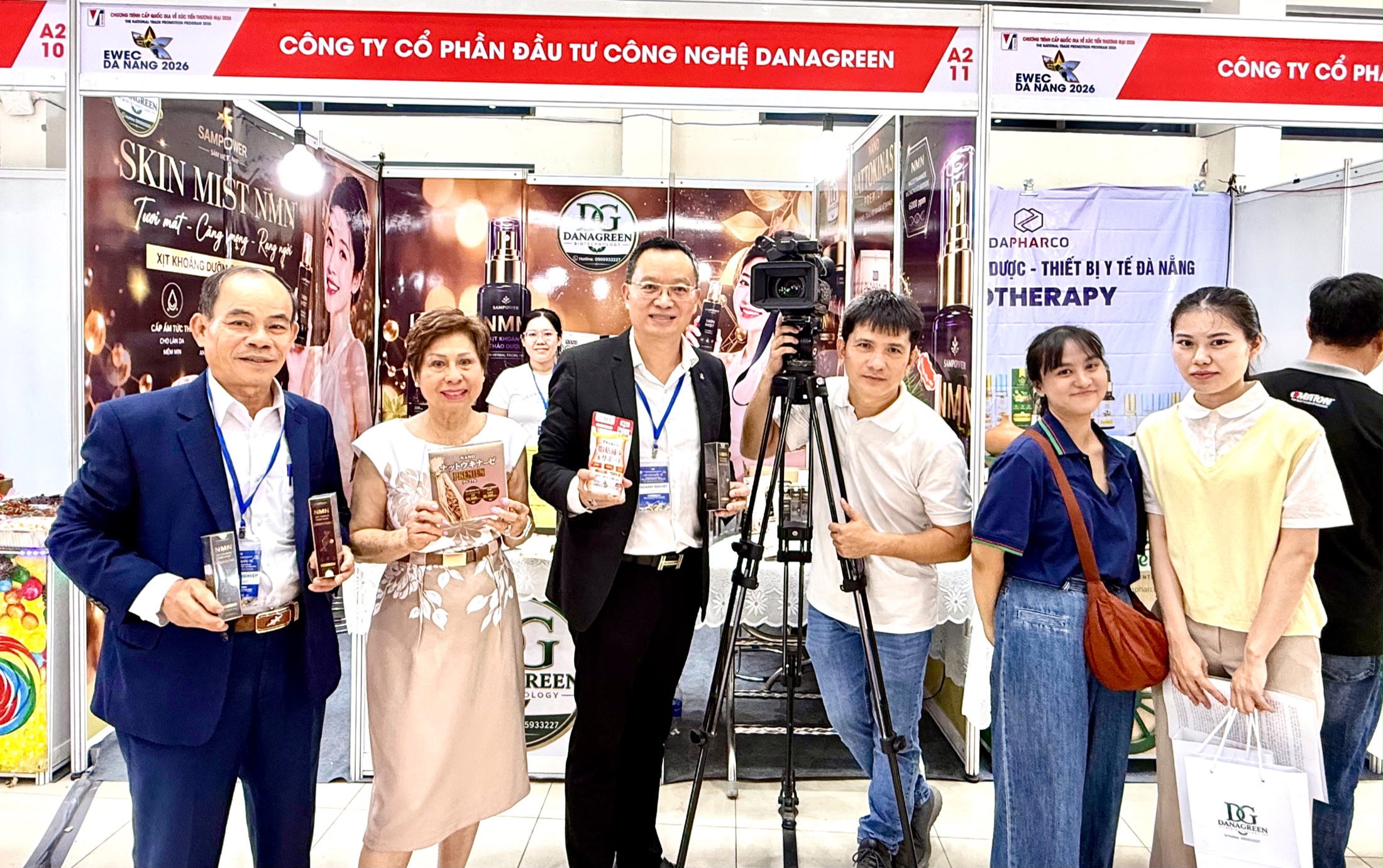 Đoàn truyền thông ghé thăm gian hàng BioDanaGreen