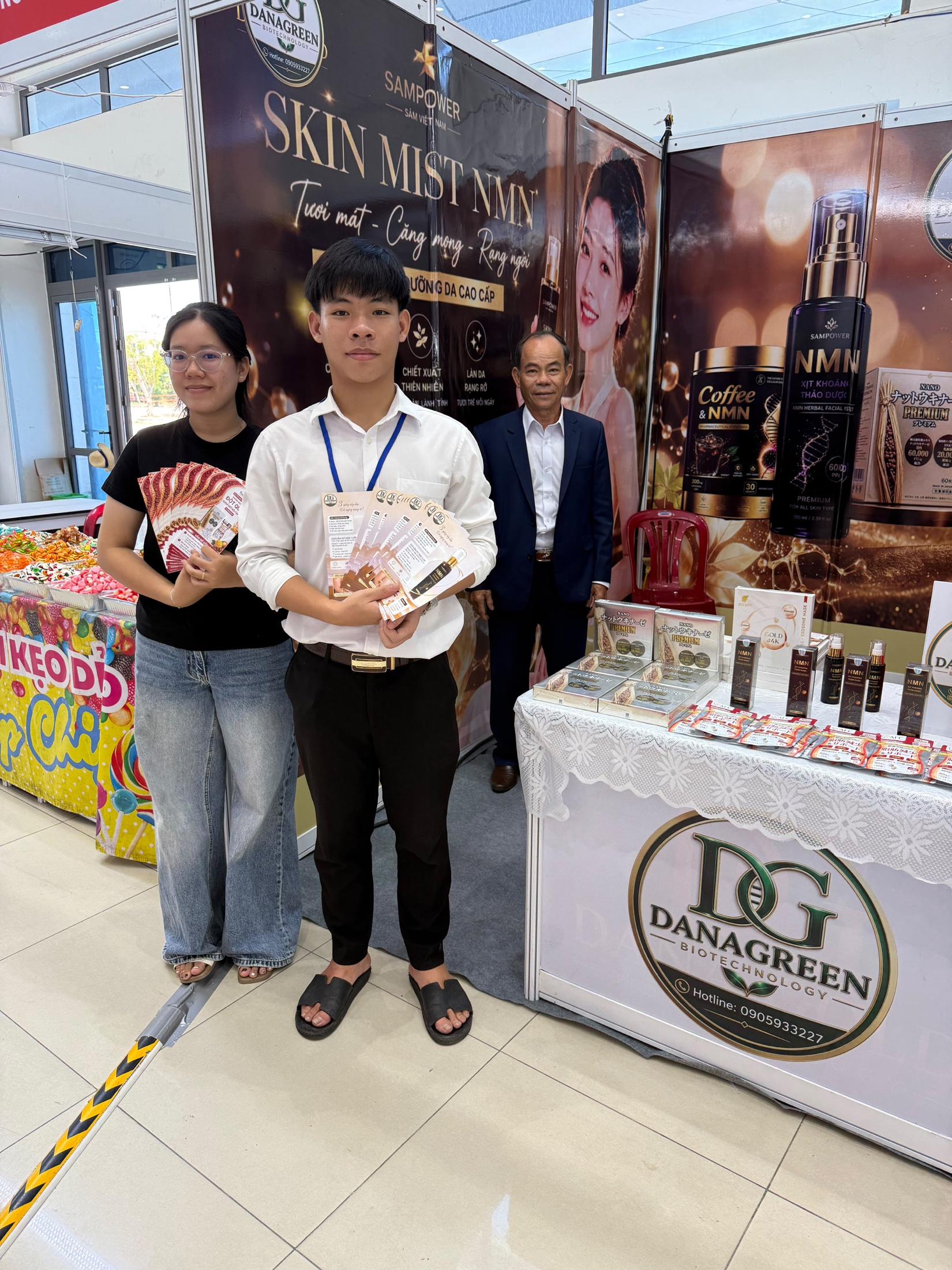 Các bạn trẻ hỗ trợ tại gian hàng BioDanaGreen