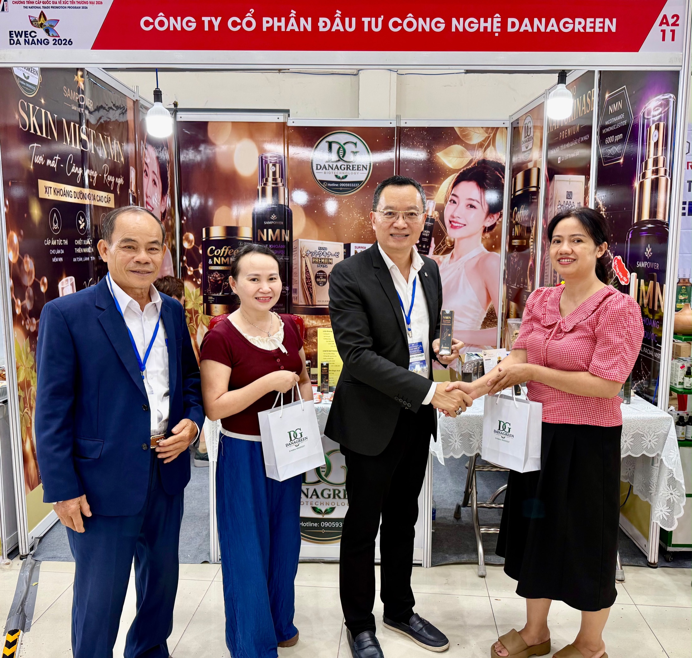 Khách hàng nhận quà từ BioDanaGreen