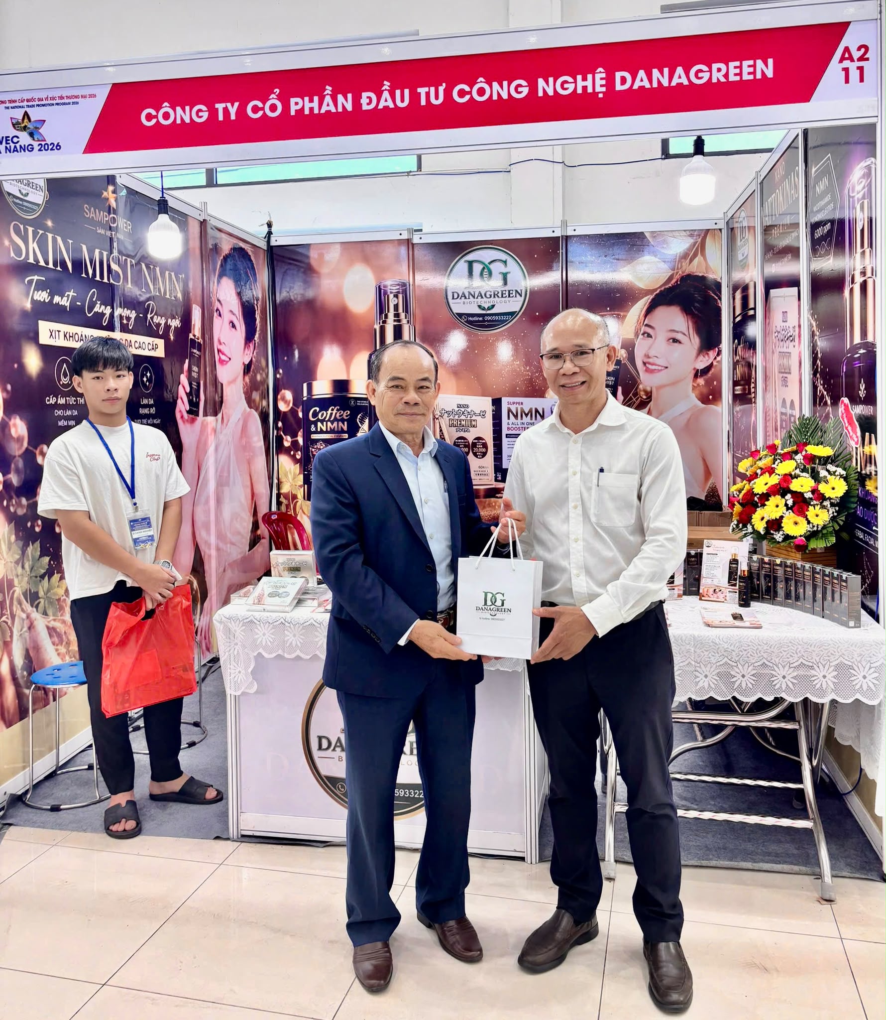 BioDanaGreen trao quà cho khách tham quan tại gian hàng A211